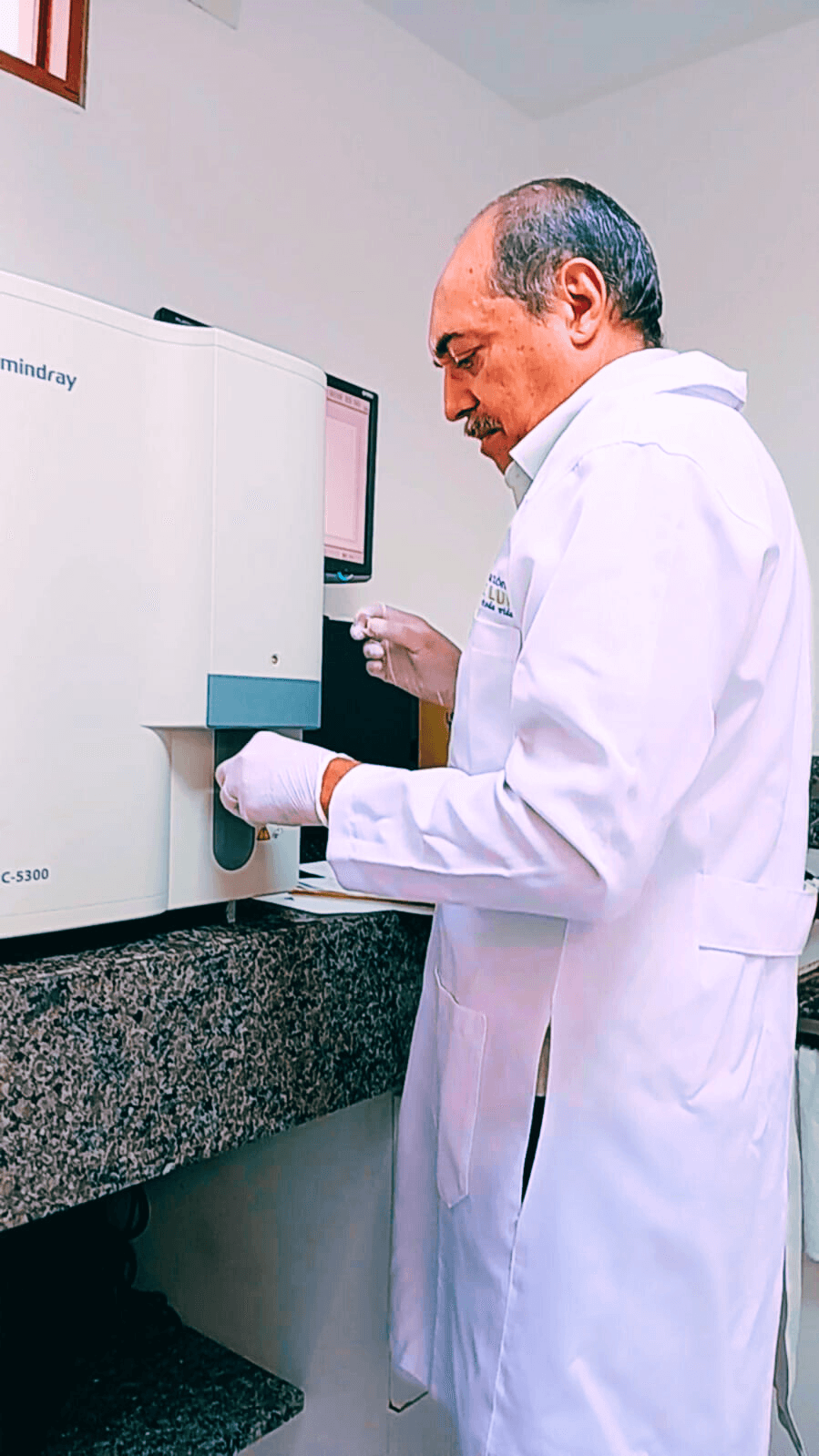 Dr. Jorge Luis analisando amostras no laboratório